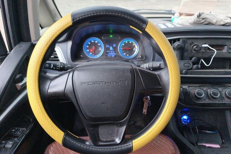 Used FORTHING Lingzhi M5 2023 Passenger Version Classic Style 5 Seats Steering Wheel