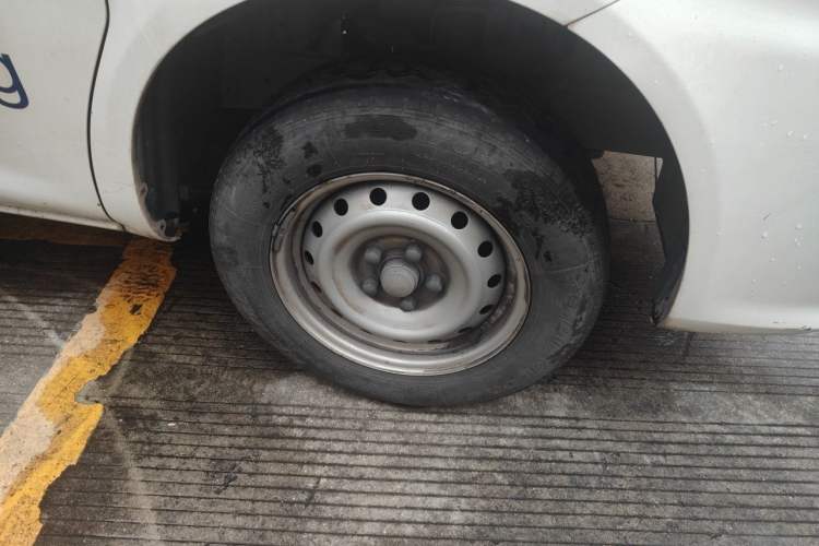Used FORTHING Lingzhi M5 2023 Van Model Basic Version 2 Seats Right Front Wheel Hub