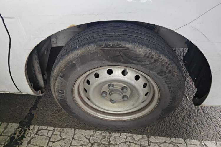 Used FORTHING Lingzhi M5 2023 Van Model Basic Version 2 Seats Right Front Wheel Hub