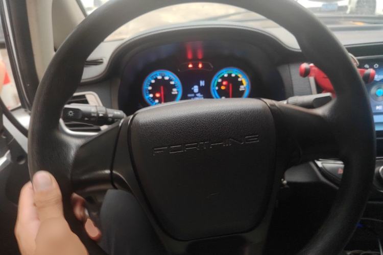 Used FORTHING Lingzhi M5 2023 Van Model Basic Version 2 Seats Steering Wheel