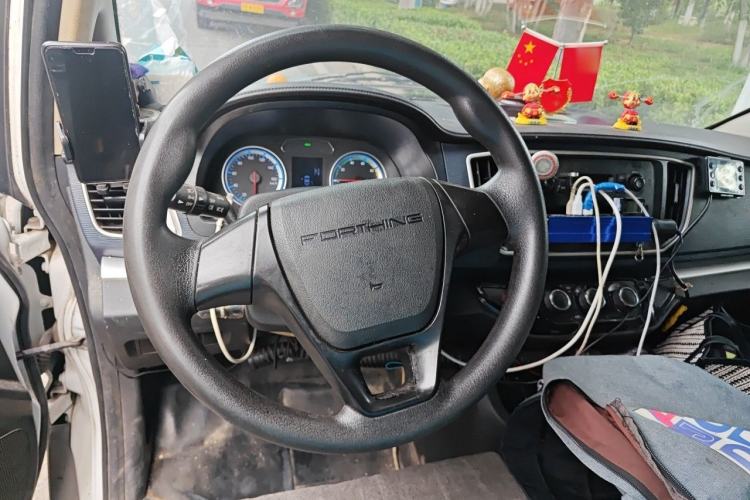 Used FORTHING Lingzhi M5 2023 Van Model Basic Version 2 Seats Steering Wheel
