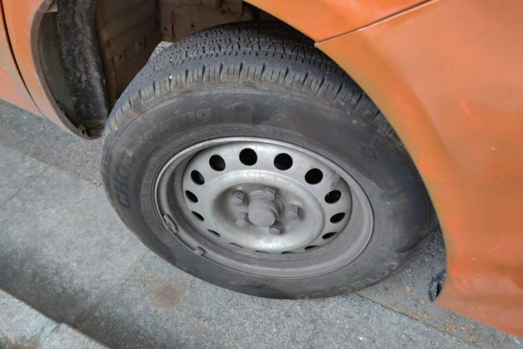 Used FORTHING Lingzhi M5 2023 Van Version Classic 2-Seater Right Front Wheel Hub