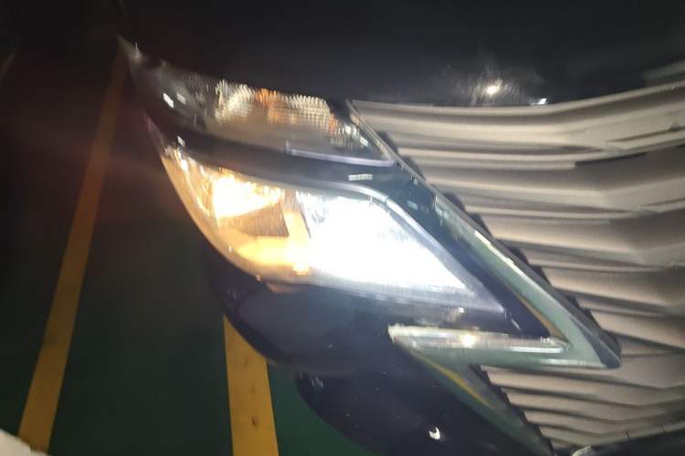 Used FORTHING Lingzhi M5 2024 460 km Range Passenger Version Standard Edition 7 Seats Right Front Headlight