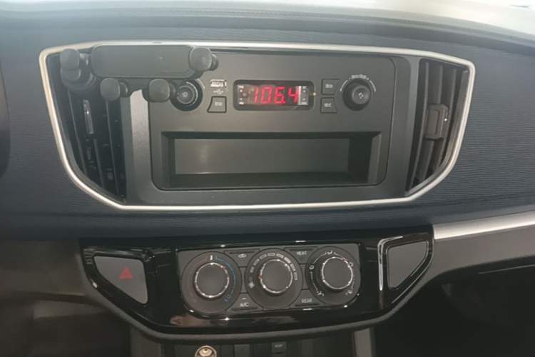 Used FORTHING Lingzhi M5 2024 460 km Range Passenger Version Standard Type 9 Seats Audio And AC Panel