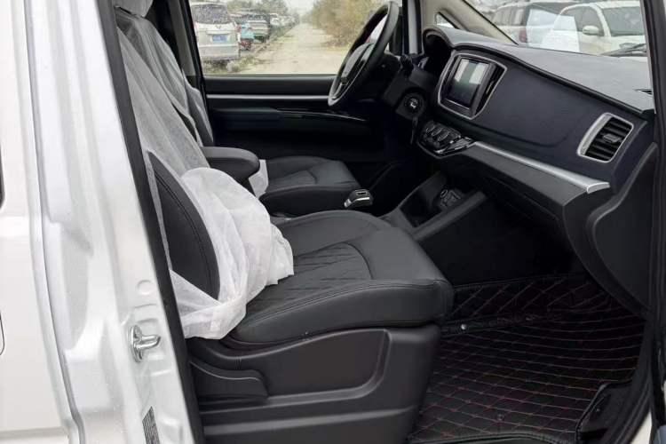 Used FORTHING Lingzhi M5 2024 Standard Edition Luxury 9-Seater Interior 3