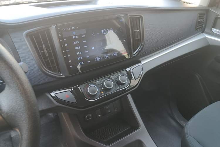 Used FORTHING Lingzhi M5 2025 Model, 420km Pure Electric Urban Version, 5-seater Audio And AC Panel