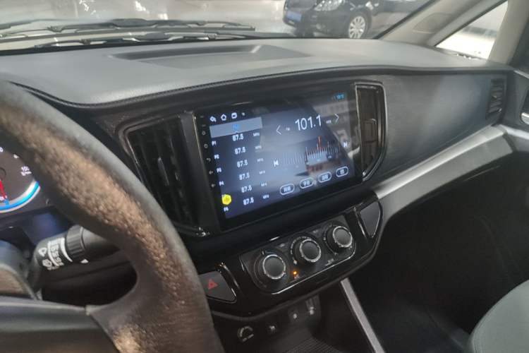 Used FORTHING Lingzhi M5 2025 Model, 420km Pure Electric Urban Version, 5-seater Audio And AC Panel