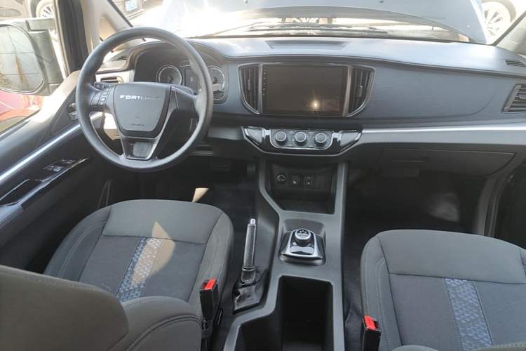 Used FORTHING Lingzhi M5 2025 Model, 420km Pure Electric Urban Version, 5-seater Center Console
