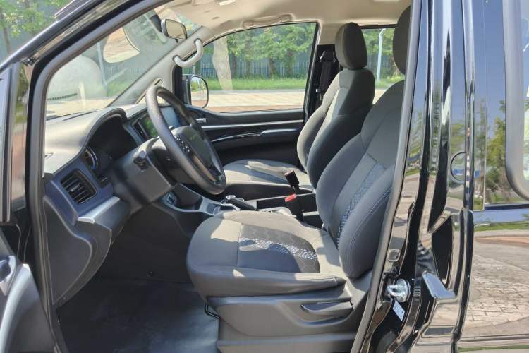 Used FORTHING Lingzhi M5 2025 Model, 420km Pure Electric Urban Version, 5-seater Interior 2