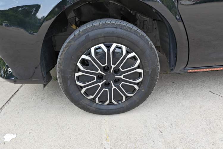 Used FORTHING Lingzhi M5 2025 Model 110km Range-Extended Basic Version, 5 Seats Left Front Wheel Hub
