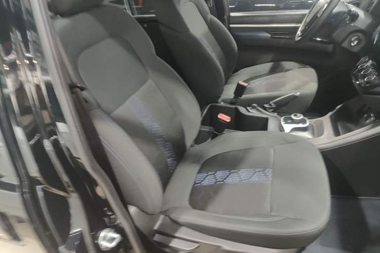 Used FORTHING Lingzhi M5 2025 Model, 420km Pure Electric Urban Version, 5-seater Right Front Seat
