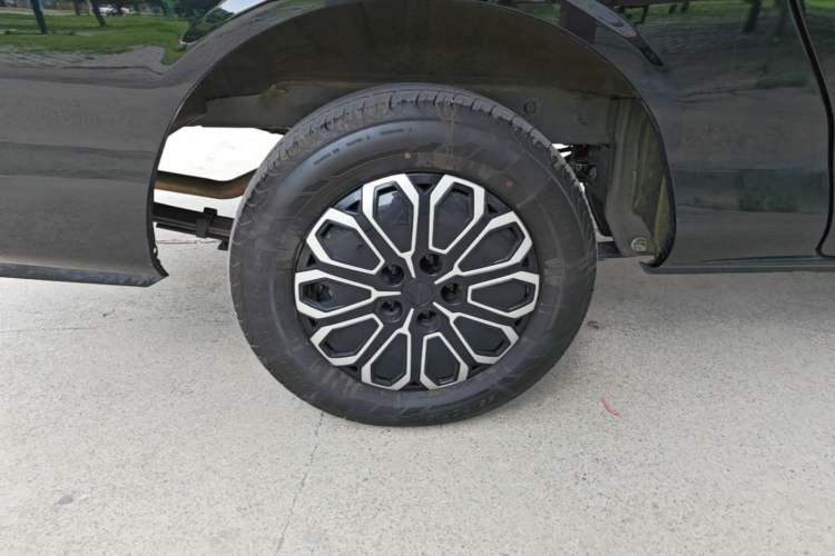 Used FORTHING Lingzhi M5 2025 Model 110km Range-Extended Basic Version, 5 Seats Right Rear Wheel Hub