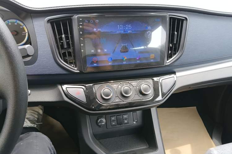Used FORTHING Lingzhi M5 2025 Model 110km Range-Extended Basic Version, 7 Seats Audio And AC Panel