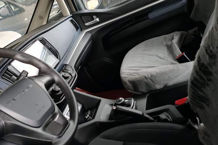 Used FORTHING Lingzhi M5 2025 Model, 420km Pure Electric Urban Version, 5-seater Interior 2