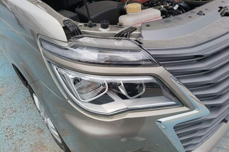 Used FORTHING Lingzhi M5 2025 Model 110km Range-Extended Basic Version, 7 Seats Right Front Headlight