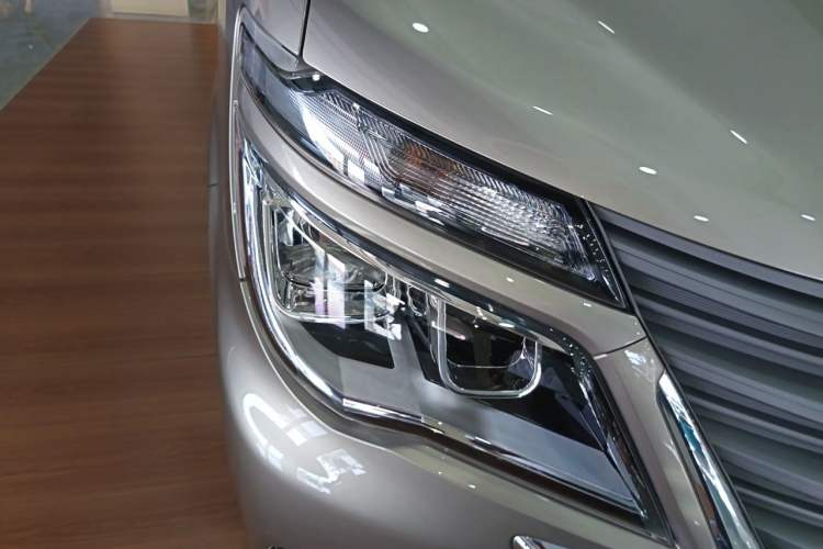 Used FORTHING Lingzhi M5 2025 Model 110km Range-Extended Comfort Version, 7 Seats Right Front Headlight