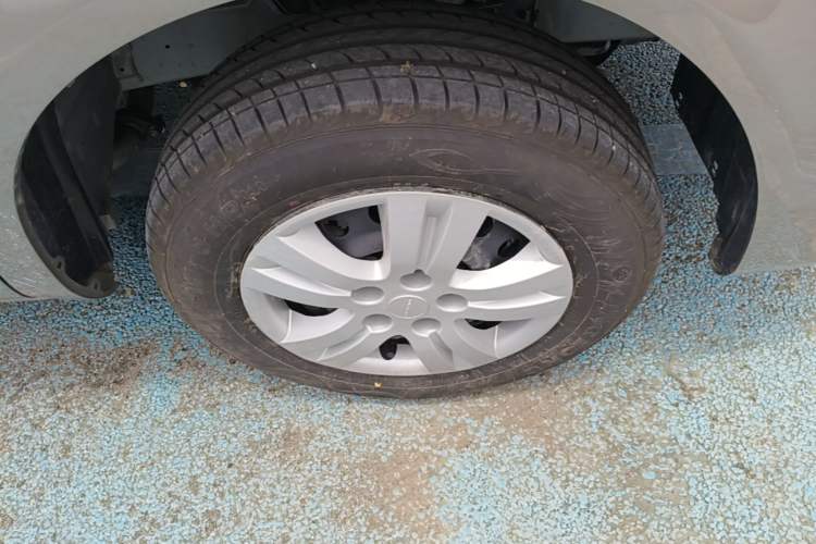 Used FORTHING Lingzhi M5 2025 Model 110km Range-Extended Basic Version, 7 Seats Right Front Wheel Hub