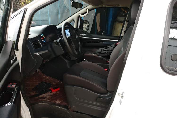 Used FORTHING Lingzhi M5 2025 Model 110km Range-Extended Comfort Version, 7 Seats Left Front Seat