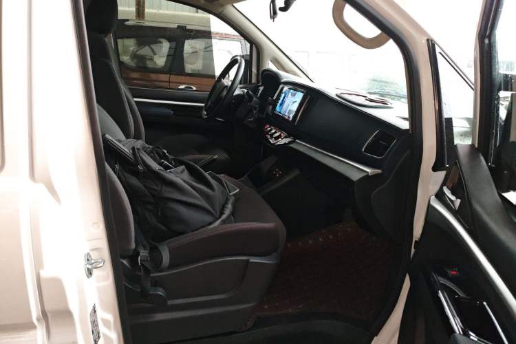 Used FORTHING Lingzhi M5 2025 Model 110km Range-Extended Comfort Version, 7 Seats Right Front Seat