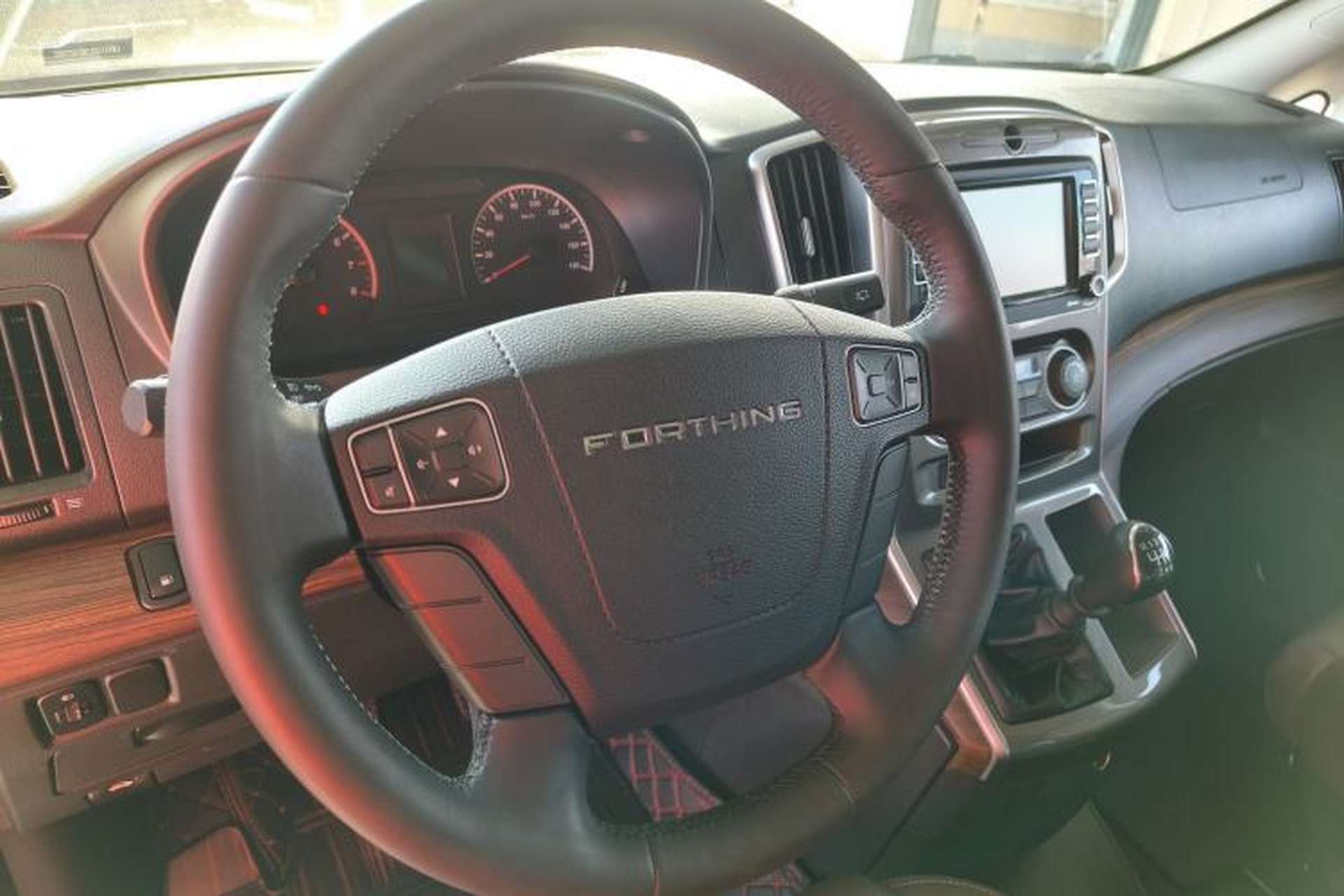 Used FORTHING Lingzhi PLUS 2021 Travel Edition 2.0L Manual Luxury 7-Seater Steering Wheel