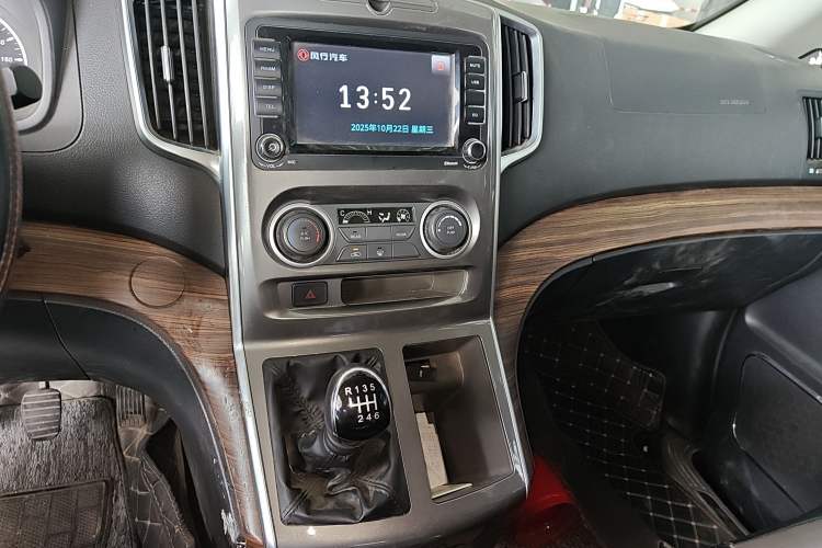 Used FORTHING Lingzhi PLUS 2021 Travel Edition 2.0L Manual Luxury 7-Seater Audio And AC Panel