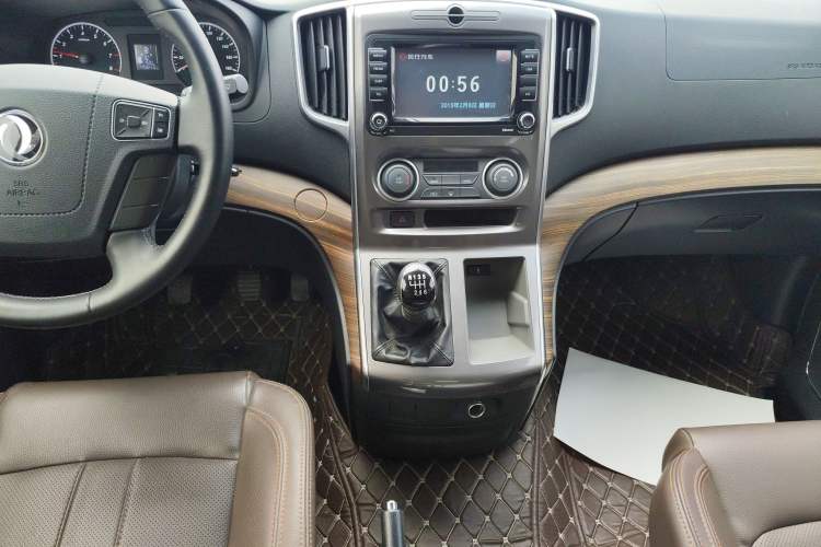 Used FORTHING Lingzhi PLUS 2021 2.0L Manual Luxury 7-Seater Audio And AC Panel