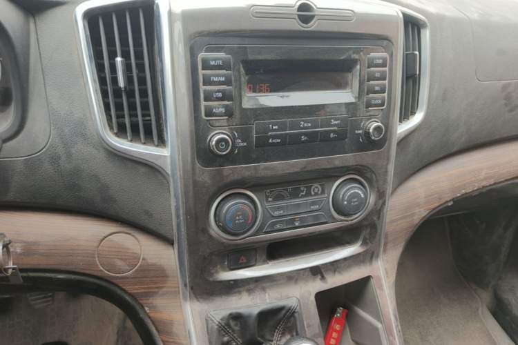 Used FORTHING Lingzhi PLUS 2021 Travel Edition 2.0L Manual Comfort Version 9 Seats Audio And AC Panel