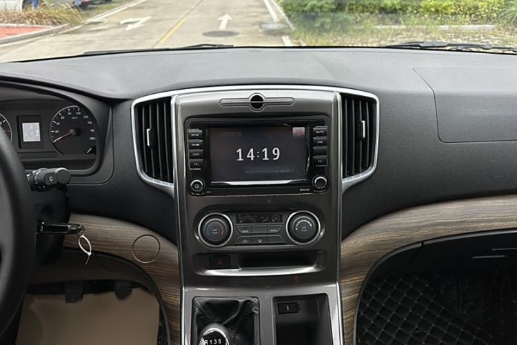 Used FORTHING Lingzhi PLUS 2021 2.0L Manual Luxury 7-Seater Audio And AC Panel