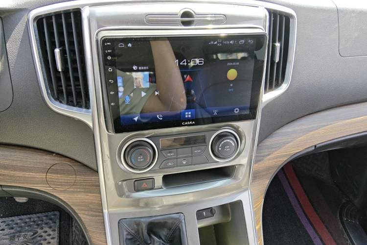 Used FORTHING Lingzhi PLUS 2021 Travel Edition 2.0L Manual Luxury 7-Seater Audio And AC Panel