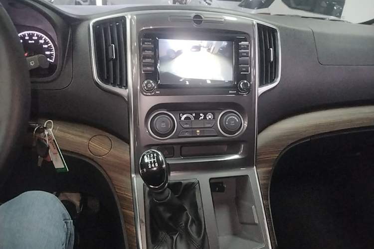 Used FORTHING Lingzhi PLUS 2021 2.0L Manual Luxury 7-Seater Audio And AC Panel