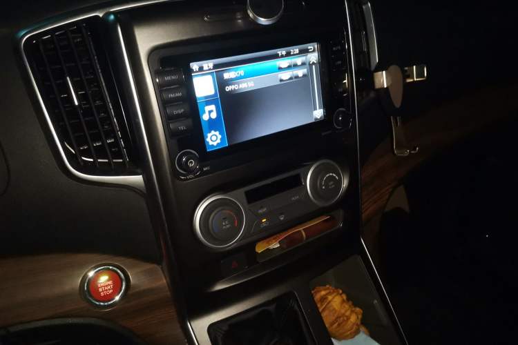 Used FORTHING Lingzhi PLUS 2021 2.0L Manual Luxury 7-Seater Audio And AC Panel