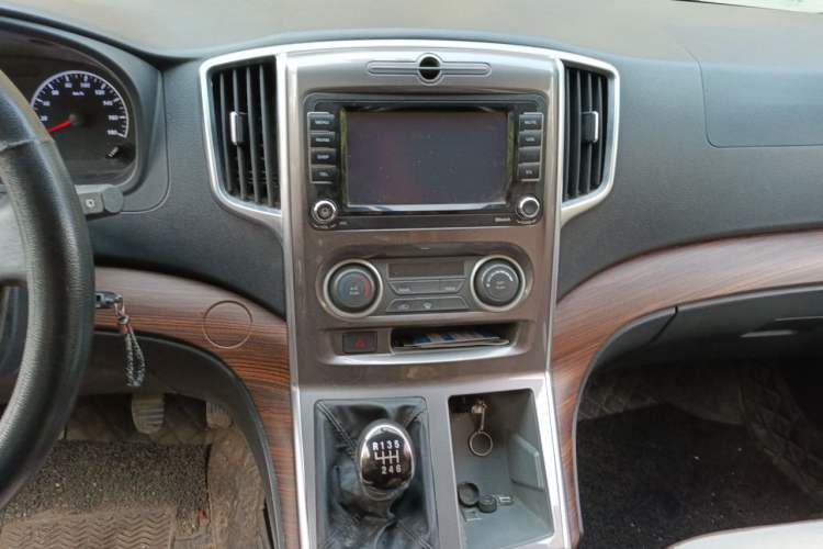 Used FORTHING Lingzhi PLUS 2021 2.0L Manual Luxury 7-Seater Audio And AC Panel