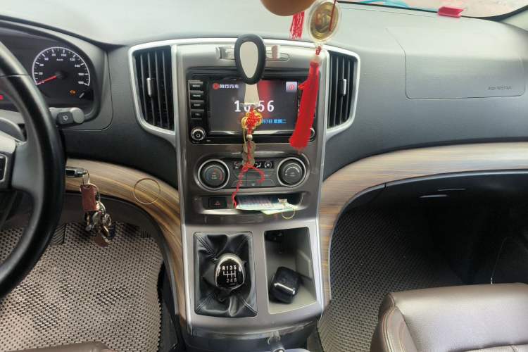 Used FORTHING Lingzhi PLUS 2021 2.0L Manual Luxury 9-Seater Audio And AC Panel
