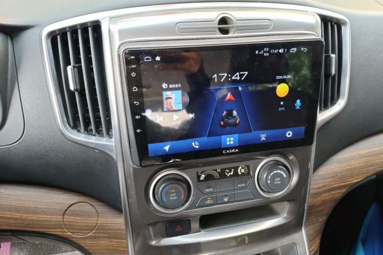 Used FORTHING Lingzhi PLUS 2021 Travel Edition 2.0L Manual Luxury 7-Seater Audio And AC Panel