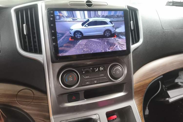 Used FORTHING Lingzhi PLUS 2021 Travel Edition 2.0L Manual Luxury 7-Seater Audio And AC Panel