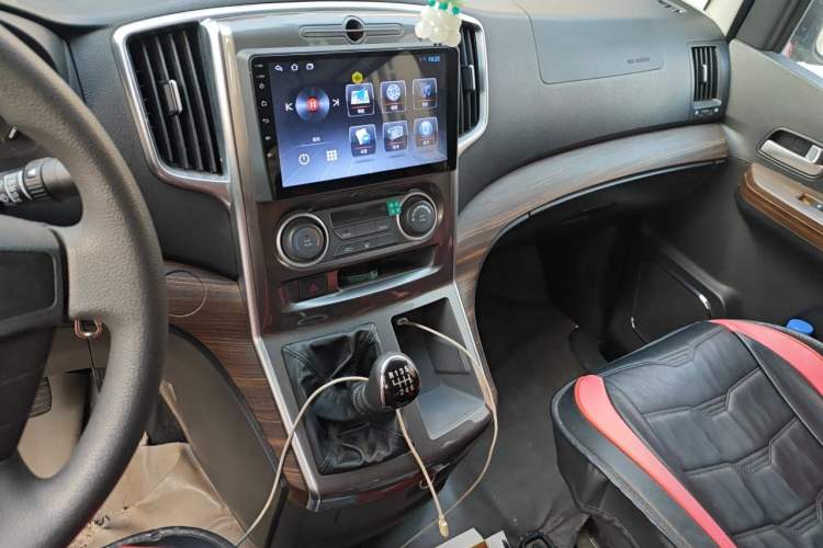 Used FORTHING Lingzhi PLUS 2021 Travel Edition 2.0L Manual Comfort Version 7 Seats Audio And AC Panel