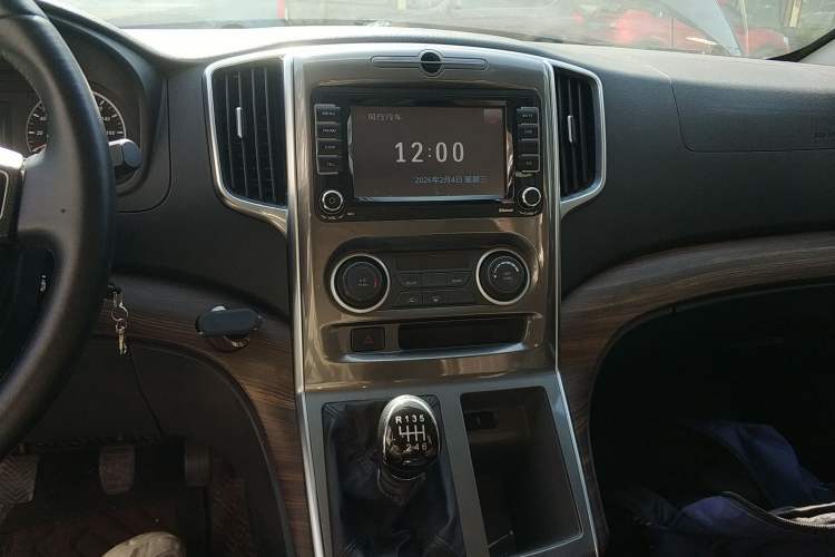Used FORTHING Lingzhi PLUS 2021 Travel Edition 2.0L Manual Luxury 7-Seater Audio And AC Panel