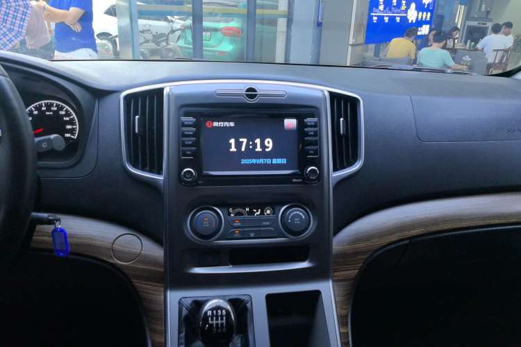 Used FORTHING Lingzhi PLUS 2021 Travel Edition 2.0L Manual Luxury 7-Seater Audio And AC Panel