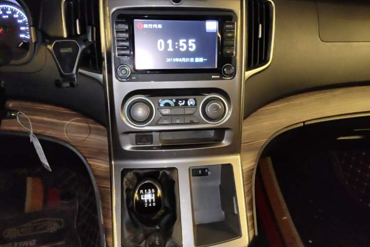 Used FORTHING Lingzhi PLUS 2021 2.0L Manual Luxury 7-Seater Audio And AC Panel