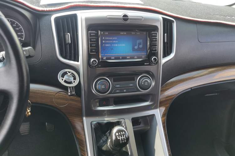 Used FORTHING Lingzhi PLUS 2021 2.0L Manual Luxury 9-Seater Audio And AC Panel