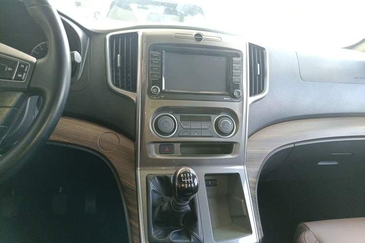 Used FORTHING Lingzhi PLUS 2021 2.0L Manual Luxury 7-Seater Audio And AC Panel