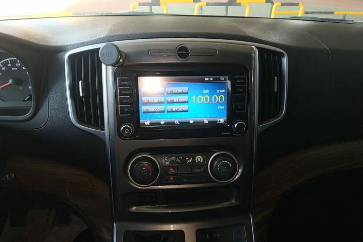 Used FORTHING Lingzhi PLUS 2021 Travel Edition 2.0L Manual Luxury 7-Seater Audio And AC Panel