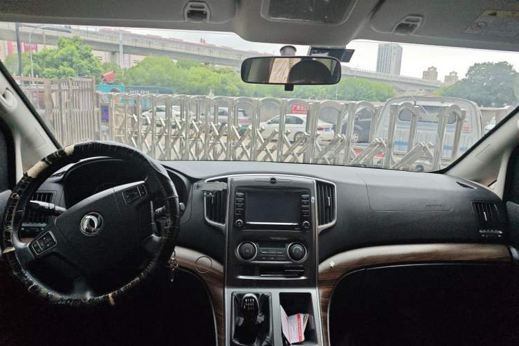 Used FORTHING Lingzhi PLUS 2021 2.0L Manual Luxury 7-Seater Center Console