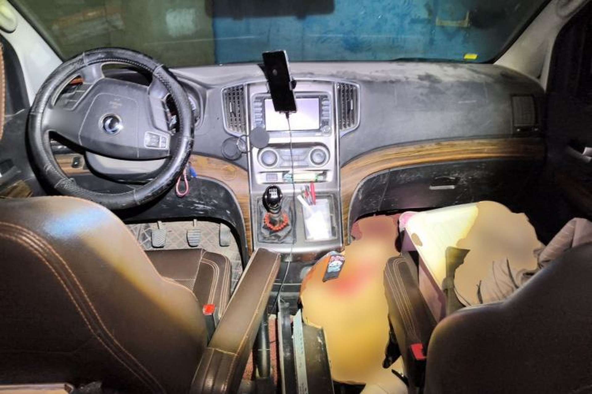 Used FORTHING Lingzhi PLUS 2021 2.0L Manual Luxury 7-Seater Center Console