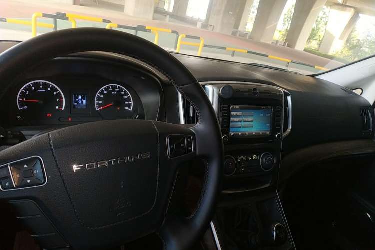 Used FORTHING Lingzhi PLUS 2021 Travel Edition 2.0L Manual Luxury 7-Seater Center Console