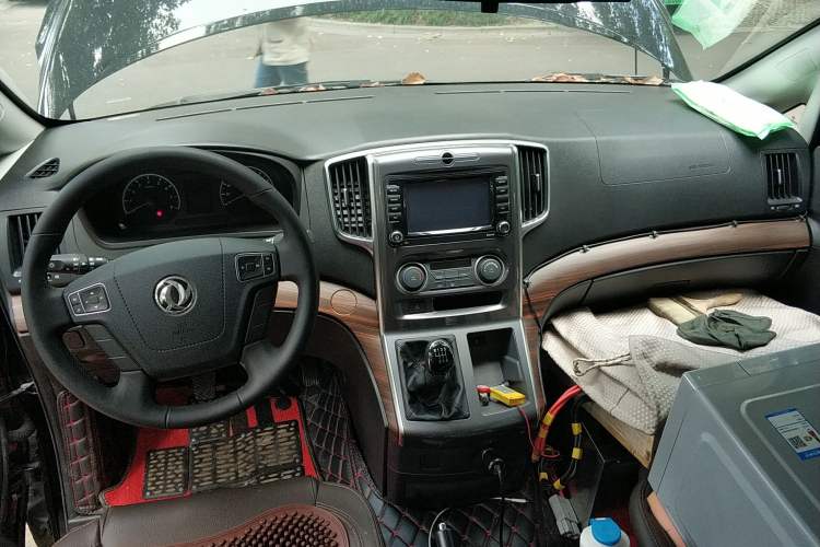 Used FORTHING Lingzhi PLUS 2021 2.0L Manual Luxury 7-Seater Center Console