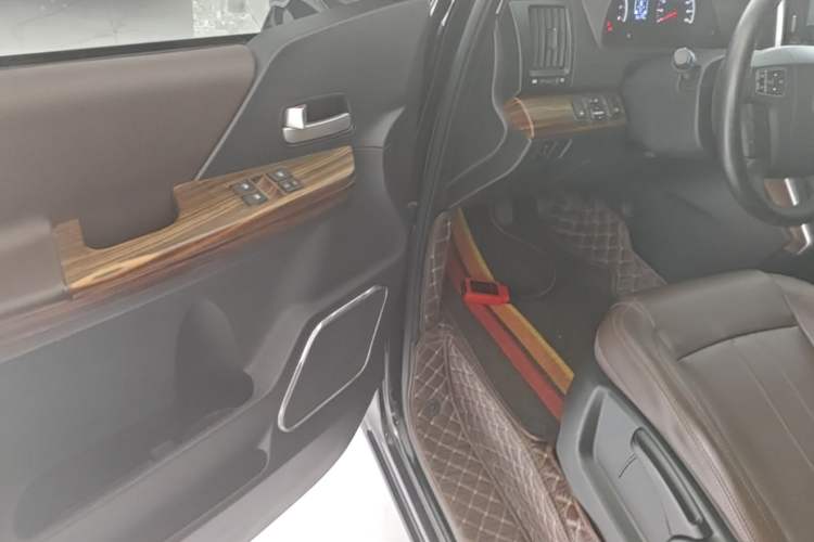 Used FORTHING Lingzhi PLUS 2021 2.0L Manual Luxury 7-Seater Driver Seat