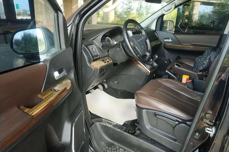Used FORTHING Lingzhi PLUS 2021 Travel Edition 2.0L Manual Luxury 7-Seater Driver Seat