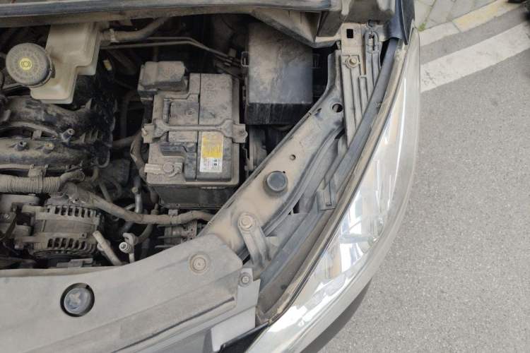 Used FORTHING Lingzhi PLUS 2021 2.0L Manual Luxury 7-Seater Engine Bay Left