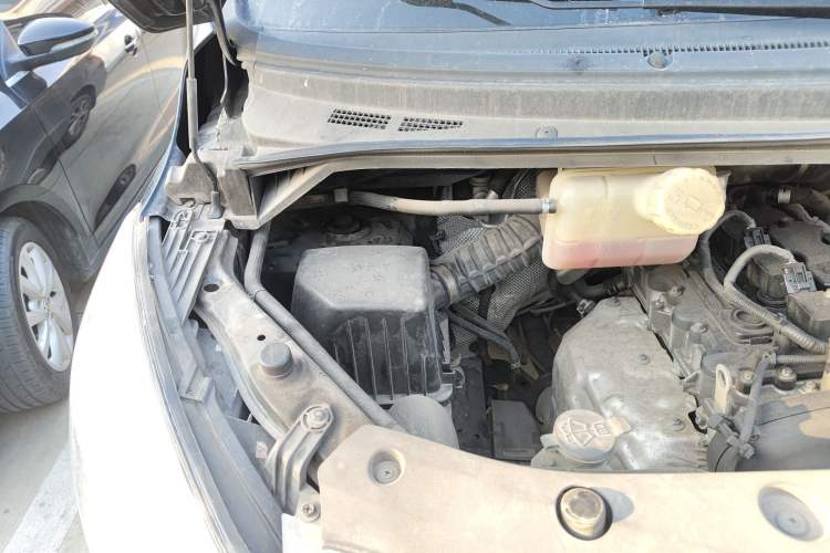 Used FORTHING Lingzhi PLUS 2021 2.0L Manual Luxury 7-Seater Engine Bay Right